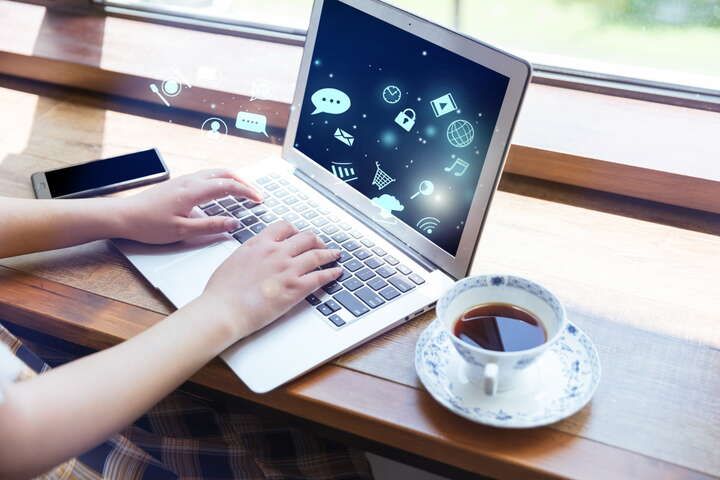 兄弟抱一下歌词下载全攻略，同学会K歌 自驾游 粉丝应援必备